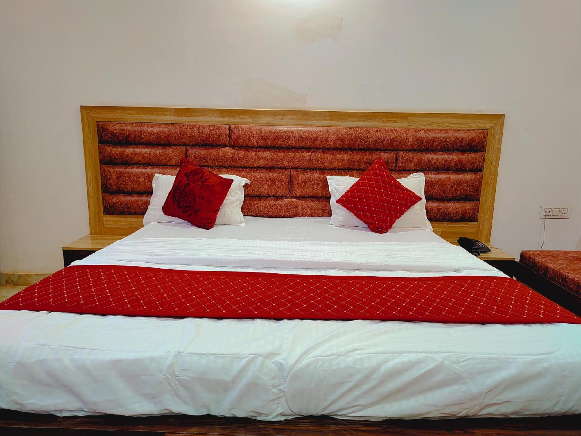 Elegance Hotel And Banquet Ayodhya ภายนอก รูปภาพ
