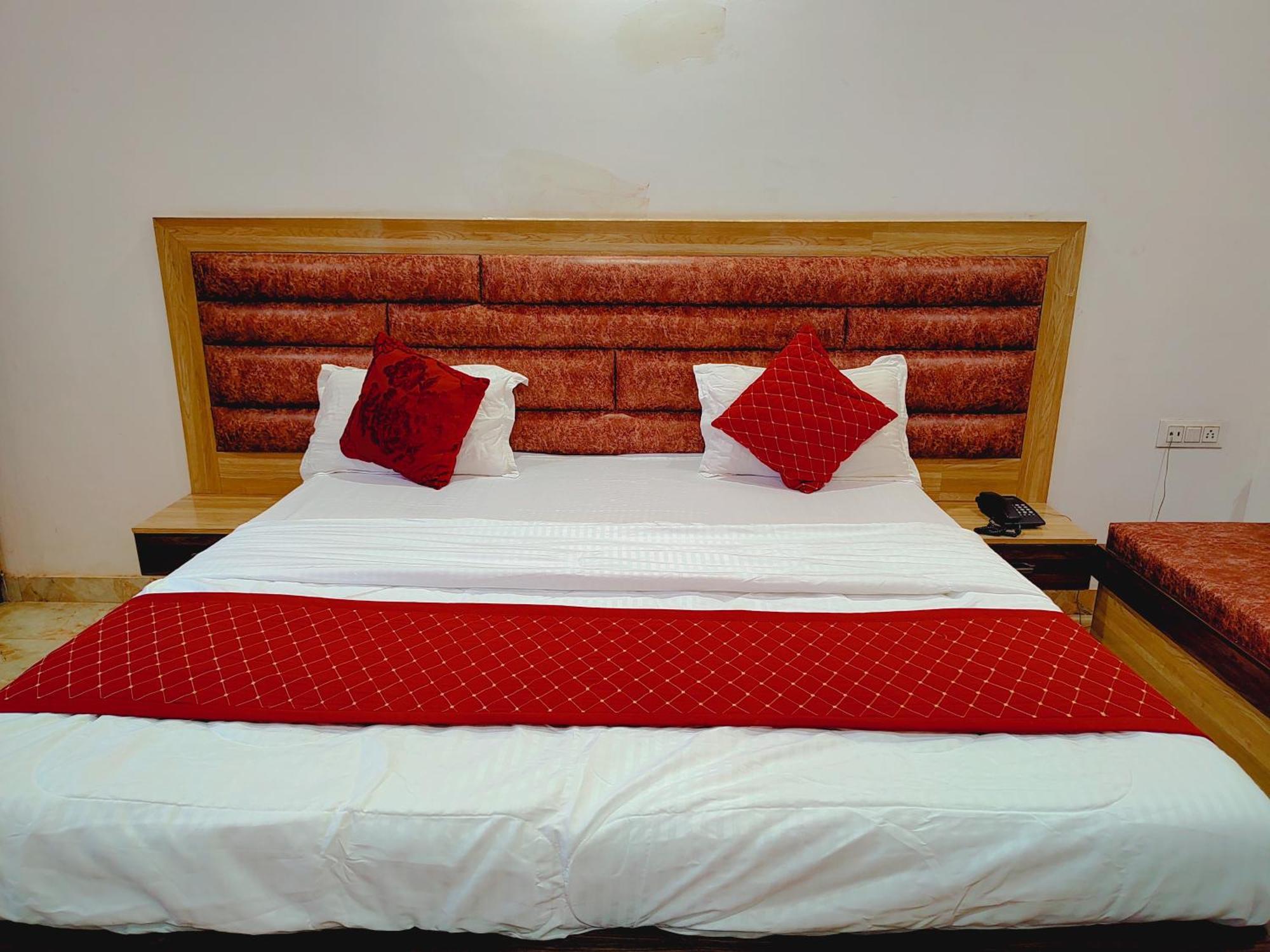 Elegance Hotel And Banquet Ayodhya ภายนอก รูปภาพ