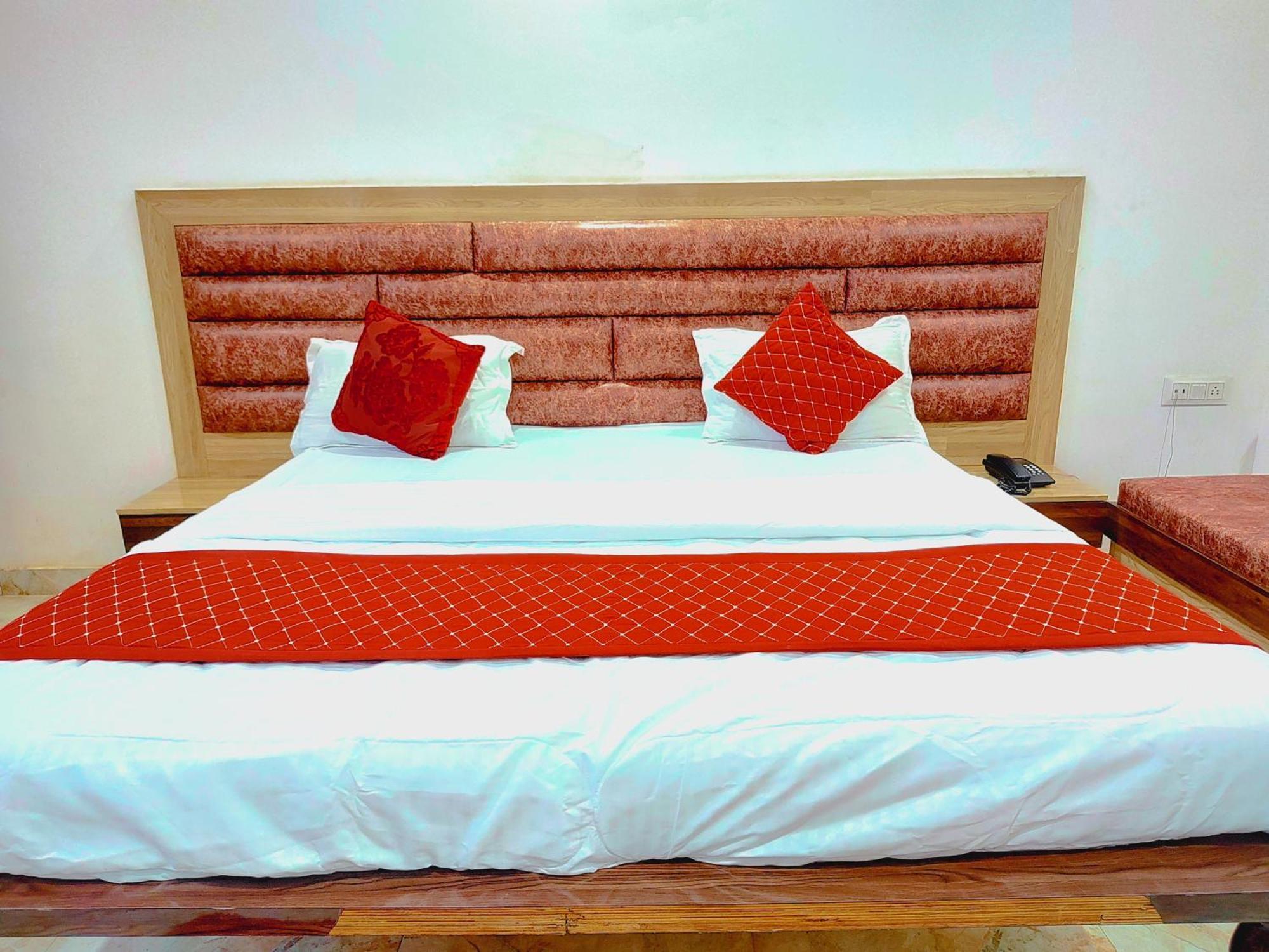 Elegance Hotel And Banquet Ayodhya ภายนอก รูปภาพ