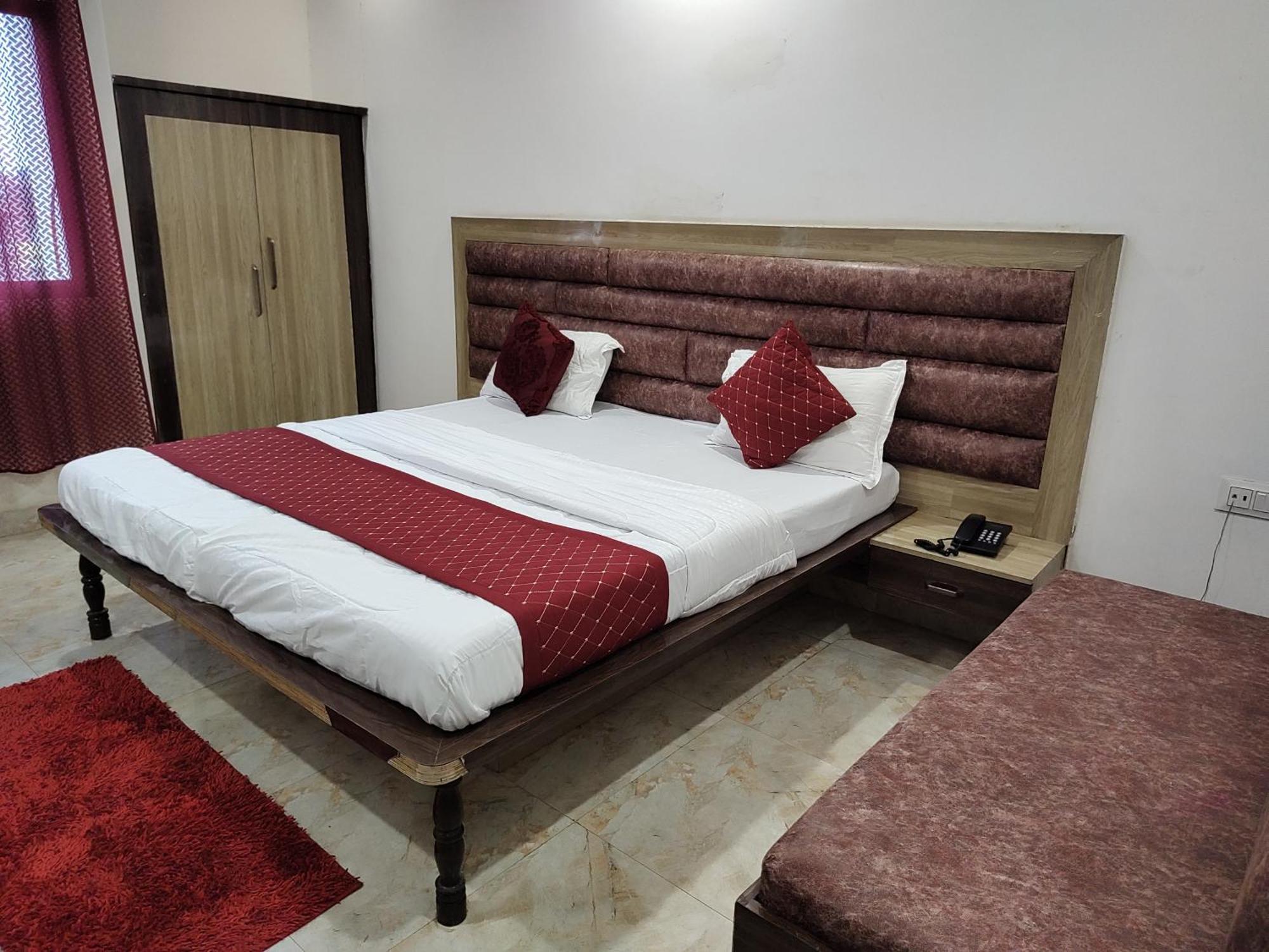 Elegance Hotel And Banquet Ayodhya ภายนอก รูปภาพ
