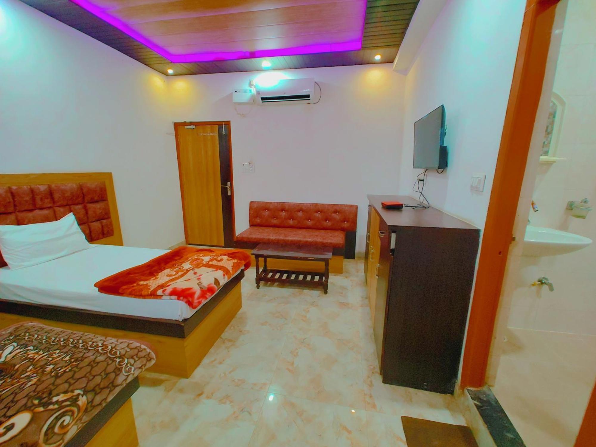 Elegance Hotel And Banquet Ayodhya ภายนอก รูปภาพ