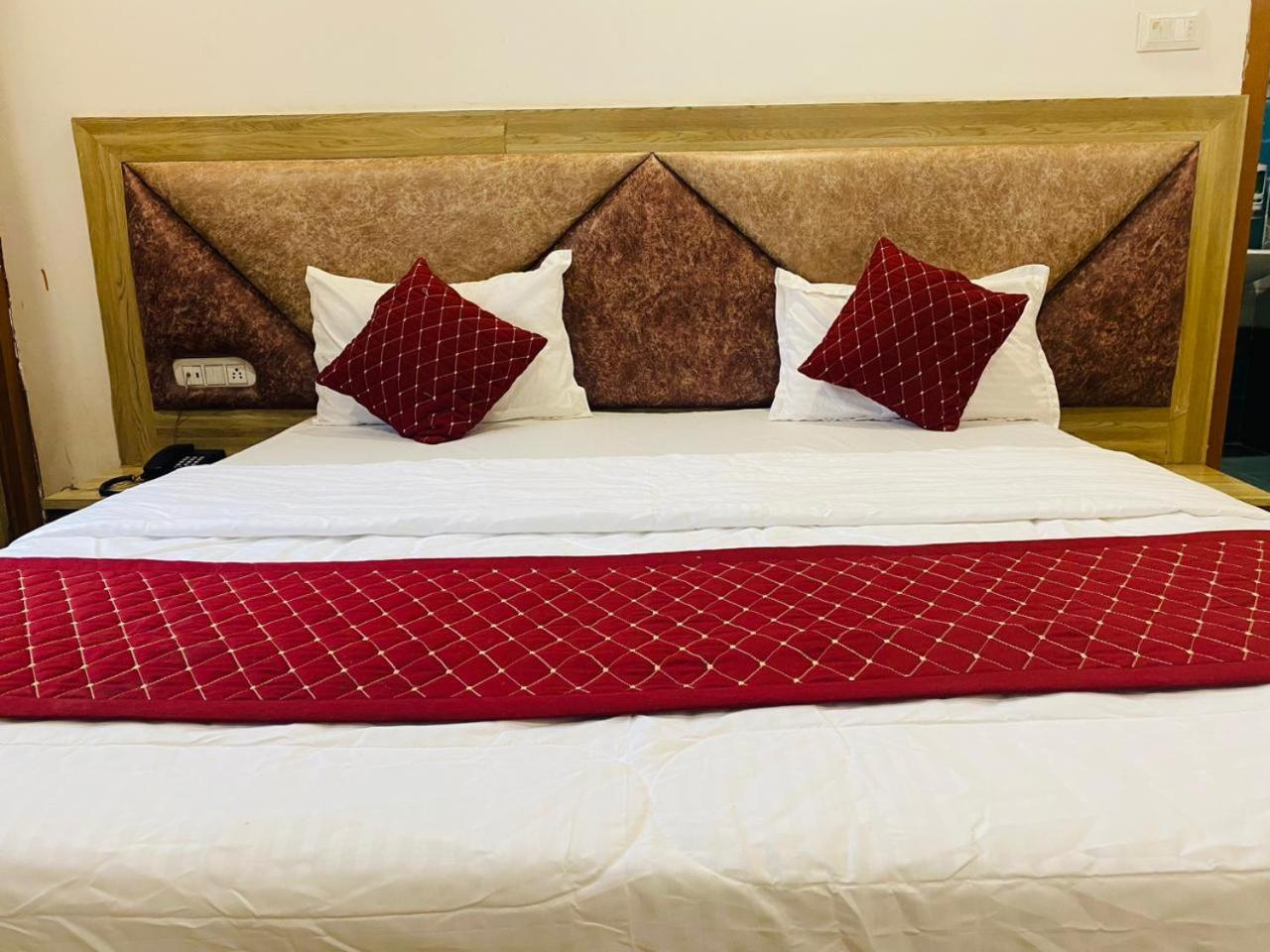 Elegance Hotel And Banquet Ayodhya ภายนอก รูปภาพ